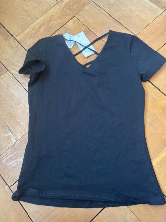 neues schwarzes T-Shirt mit Rückenausschnitt