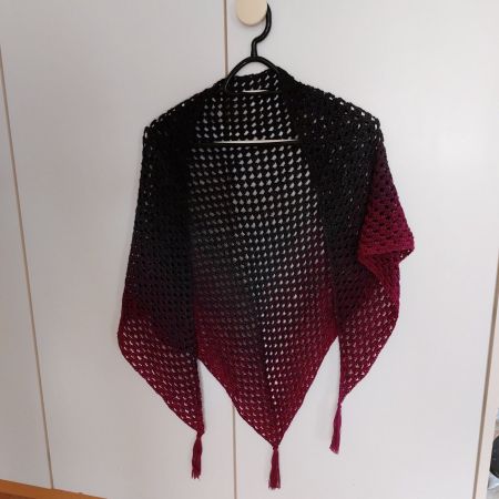 Handgehäkeltes Dreieckstuch, Farbverlauf, schwarz-rot