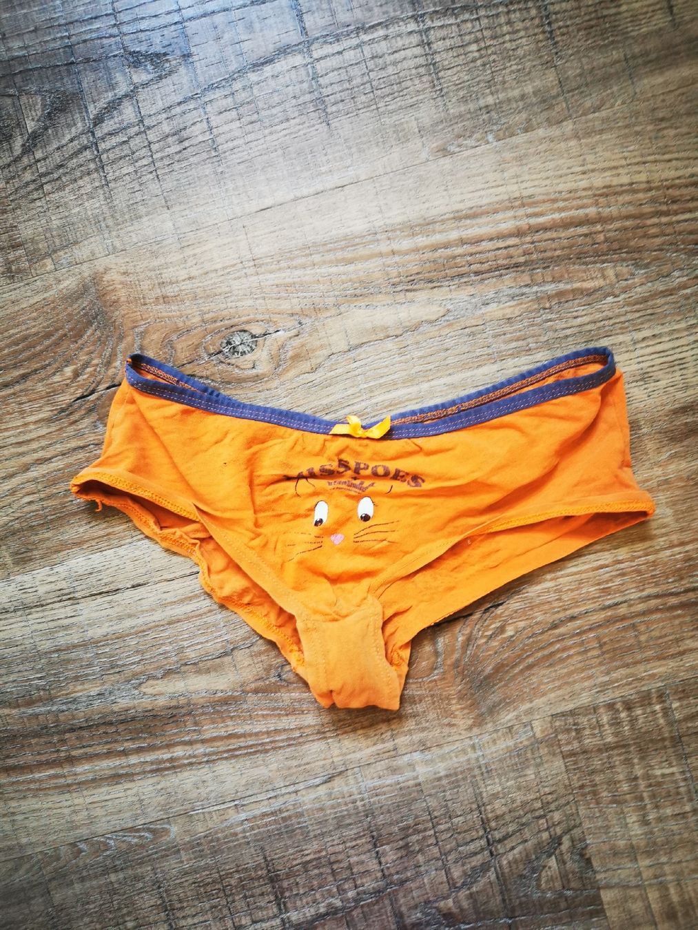 Autres dessous: Orangene Unterhose – Défectueux à Balsthal par Leila_Luna