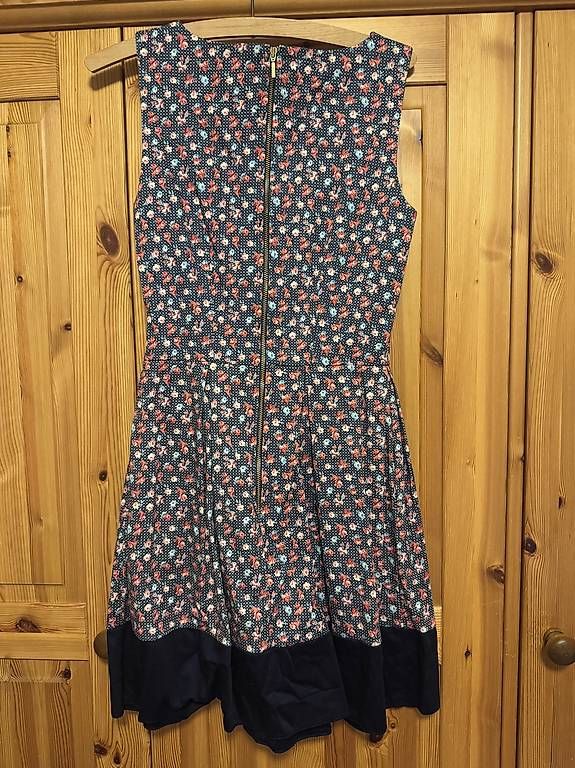 Robes: Neu Damenkleid mit Blumen – D'occasion à Laax GR par sue987 1
