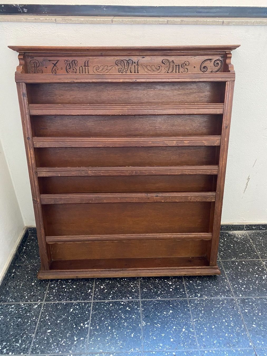 Regale: antikes Tellerbord mit Schnitzerei 1769 – Gebraucht aus Lüchingen von LIDB 1