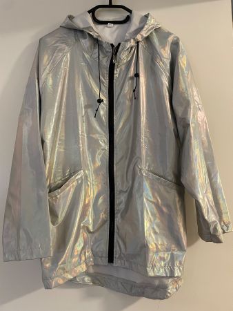 Silberne Regenjacke