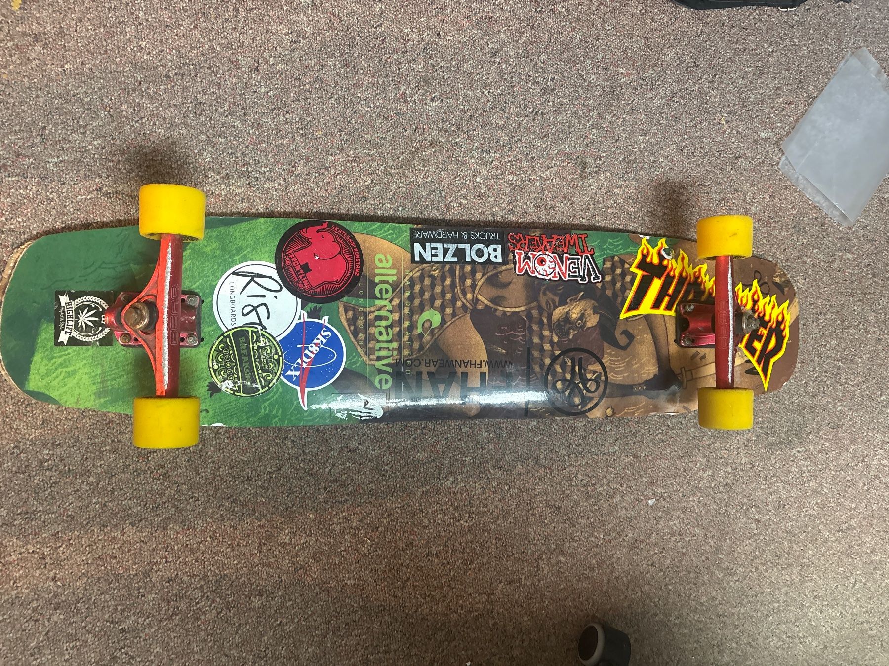 Skateboards: Skateboard mit Aufkleber, mit cnc achsen von bear – Gebraucht aus St.gallen von luc_rn6t