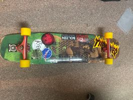 Skateboard mit Aufkleber, mit cnc achsen von bear