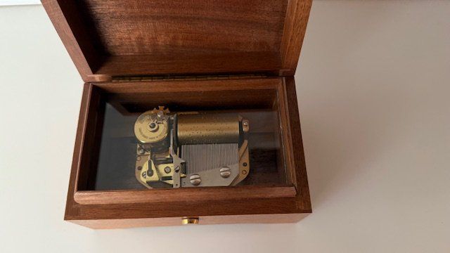 Reuge Carillon: Musikdose Reuge, Menuet Beethoven – Usato da Kriens venduto da Andia63