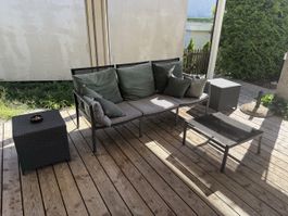Gartenlounge 3-Sitzer Lounge mit Tischen und Kissen