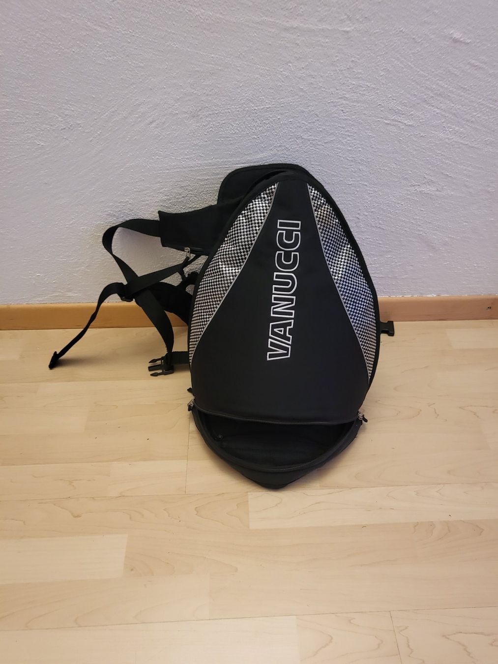Vanucci Sacs à dos: Rucksack VANUCCI schwarz + Bauchtasche – D'occasion à Pfäffikon ZH par telve