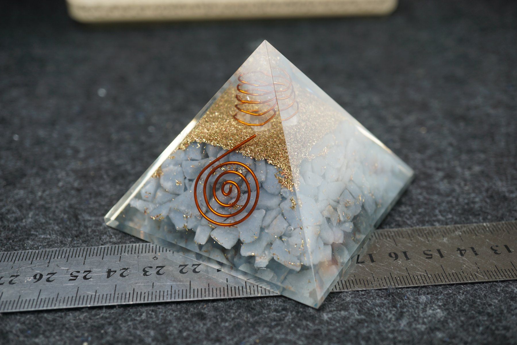 Minerali & Pietre curative: Angelit   -Orgonit - Pyramide 75mm  ab 10.- – Nuovo e nell'imballaggio originale da Eschenbach SG venduto da topstone 2