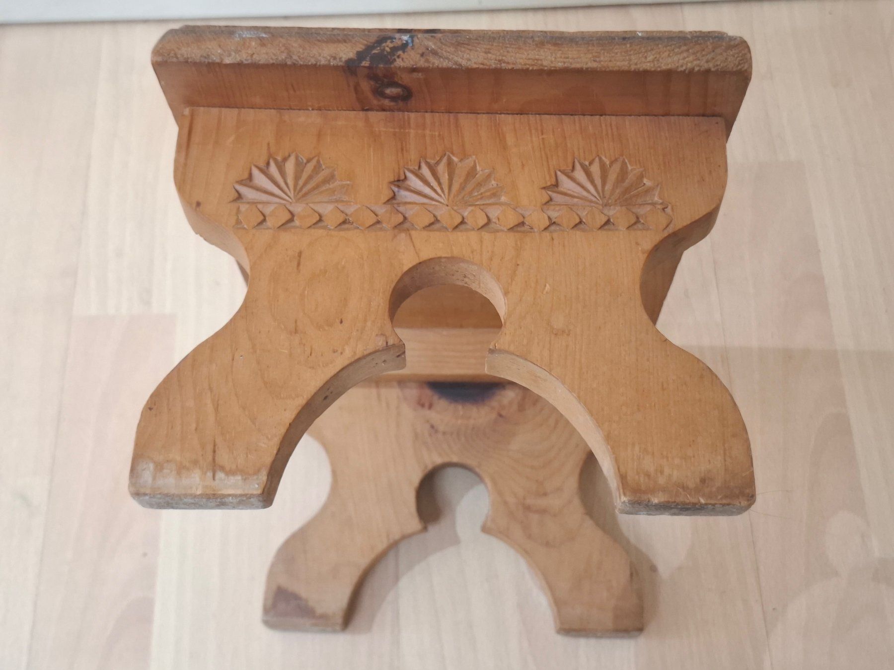 Sgabelli: Vintage handgeschnitzter alpiner Schweizer Holzhocker 1952 – Usato da Zürich venduto da bruzolda 5