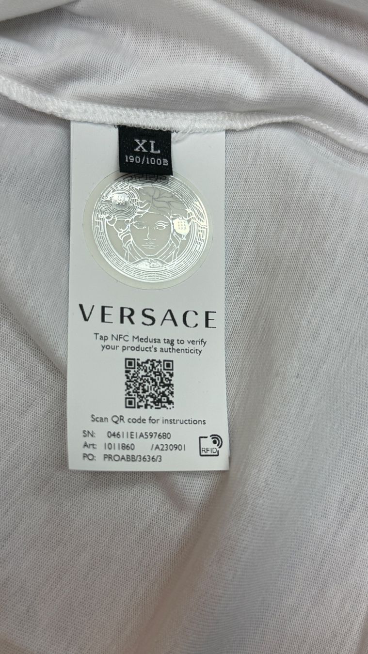 Versace T-shirt: Versace White Logo T-Shirt – Usato da Lachen SZ venduto da HelvetiaLuxury 3