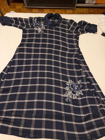 Robe à carreaux avec broderie florale taille S état neuf