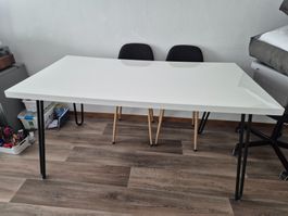 Table à manger blanche pieds épingle métalique