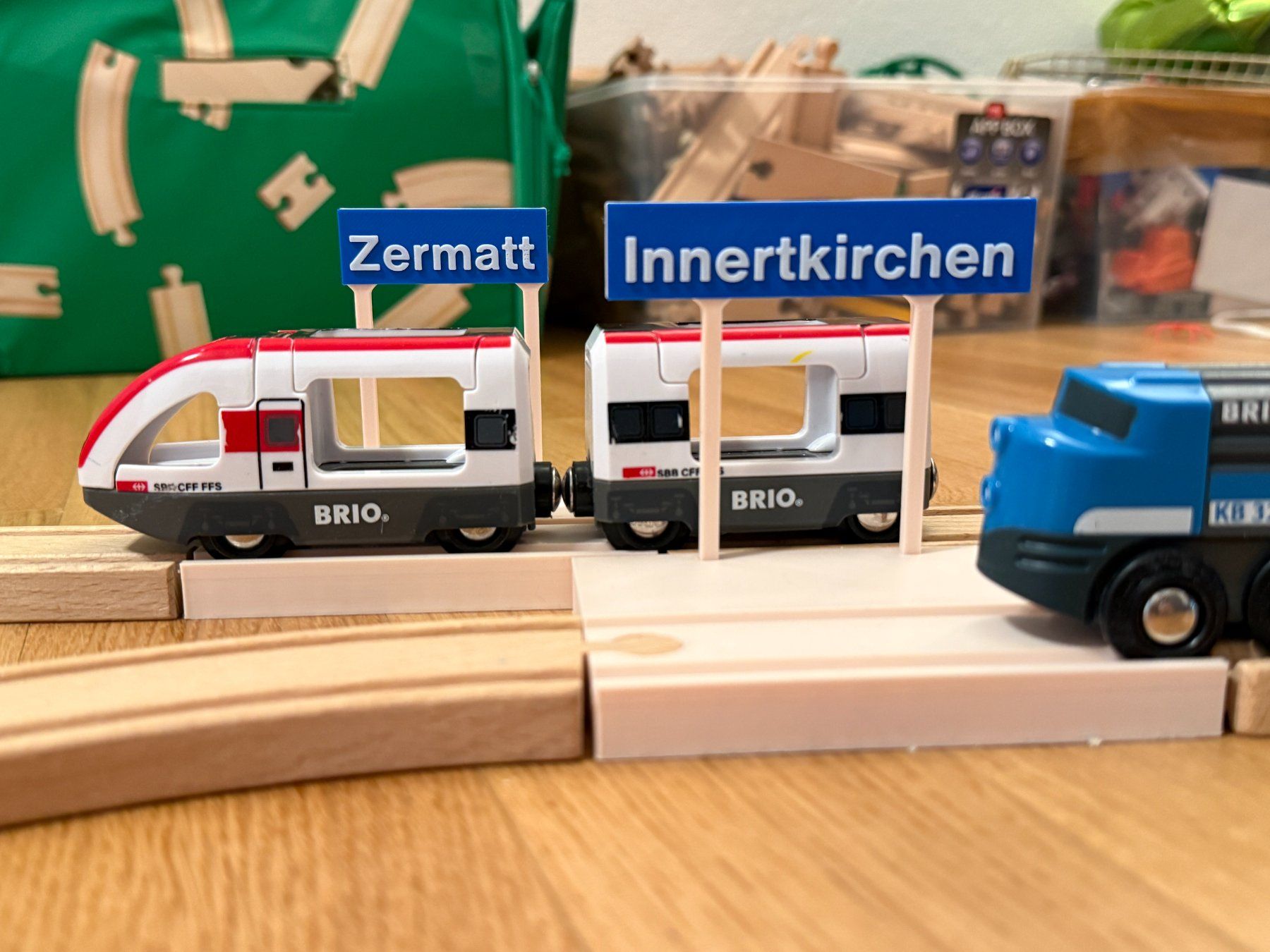 Giocattoli: Individualisierbare Bahnhofsplattform (Brio-kompatibel) – Nuovo e nell'imballaggio originale da Bussigny venduto da GameCraft 2