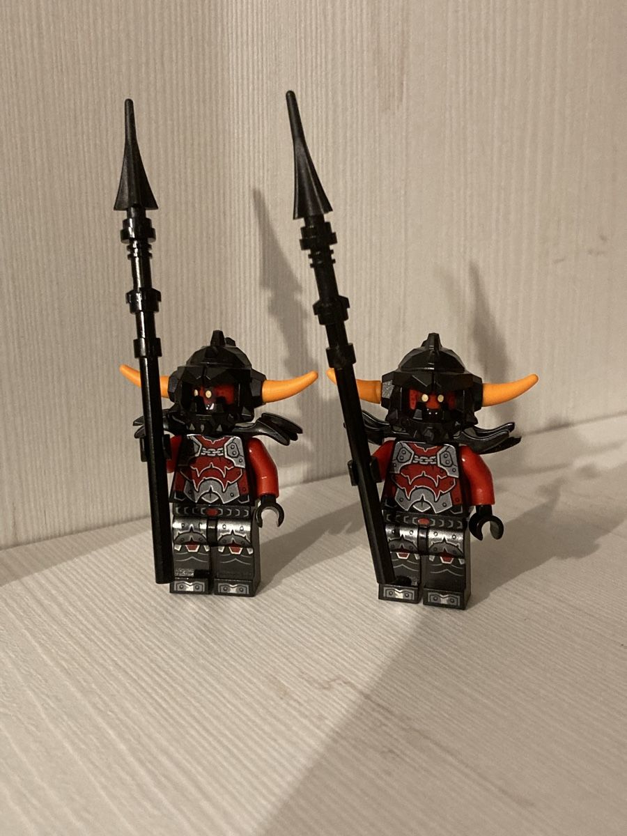 Lego Giocattoli: LEGO Nexo Knights Figuren sind "Ash Attacker" Minifiguren – Usato da Schafisheim venduto da mic_79dx