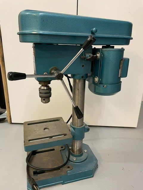 Trapani: Ständerbohrmaschine / Tischbormaschine mit Bohrfutter – Usato da Oetwil am See venduto da Storck 1