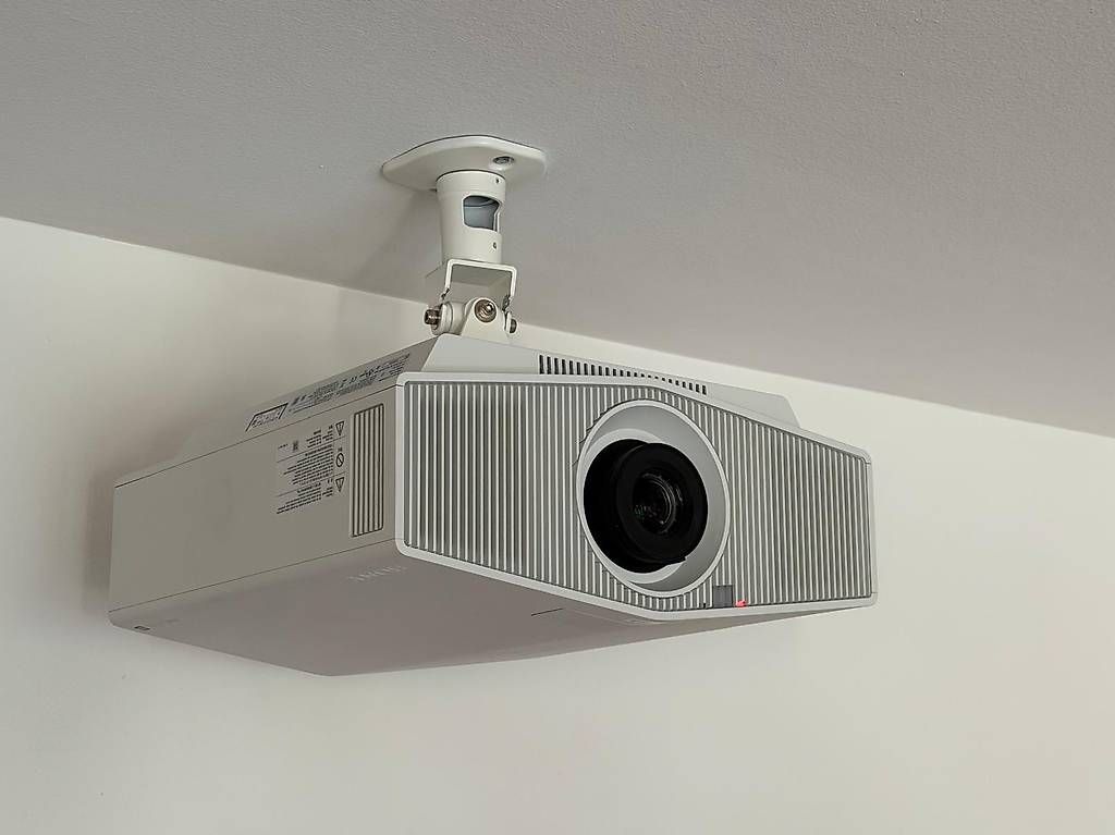 Sony Videoprojektoren: Heimkino / Beamer – Gebraucht aus Gamsen von Briggi91