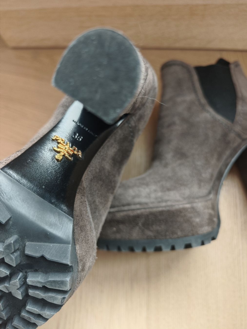 Prada Scarpe da donna: PRADA Wildleder Stiefeletten – Usato da Erlenbach ZH venduto da nlh 1