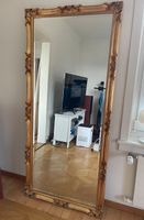 Eleganter Standspiegel - mit reich verzierten Rahmen