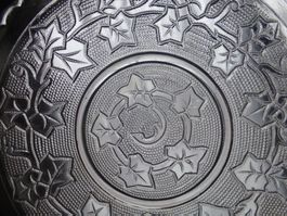 4 uralte Teller aus Glas, von 1890, "Epheu"  Fa. RADEBERG