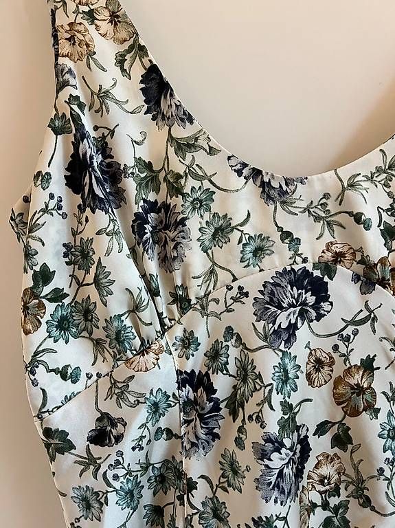 Kleider: Kleid mit Blumenmuster – Gebraucht aus St. Gallen von Alina.33 2