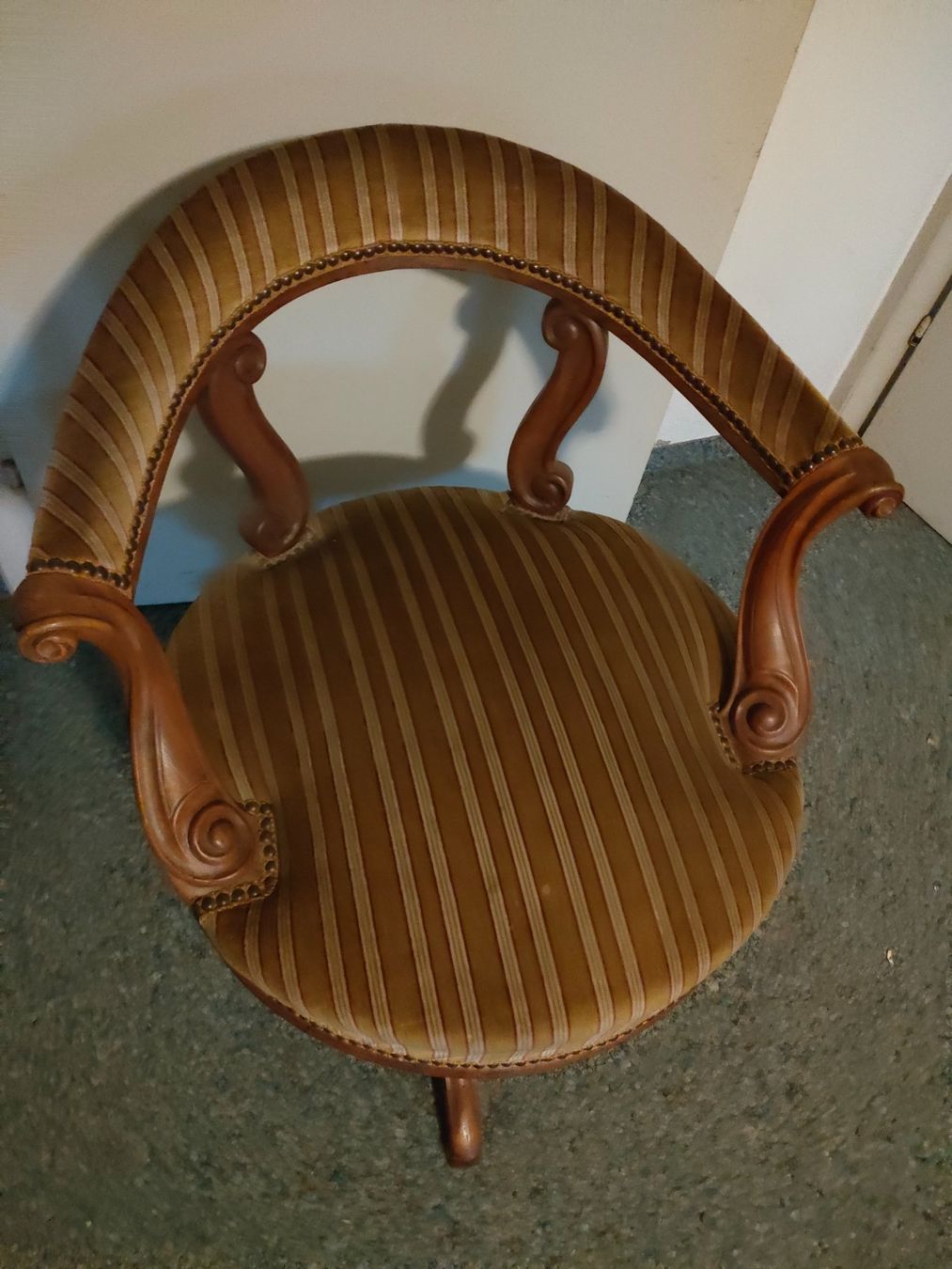 Sessel: Drehstuhl mit Polstersitzfläche und Holz – Gebraucht aus Wiesendangen von s_er 4