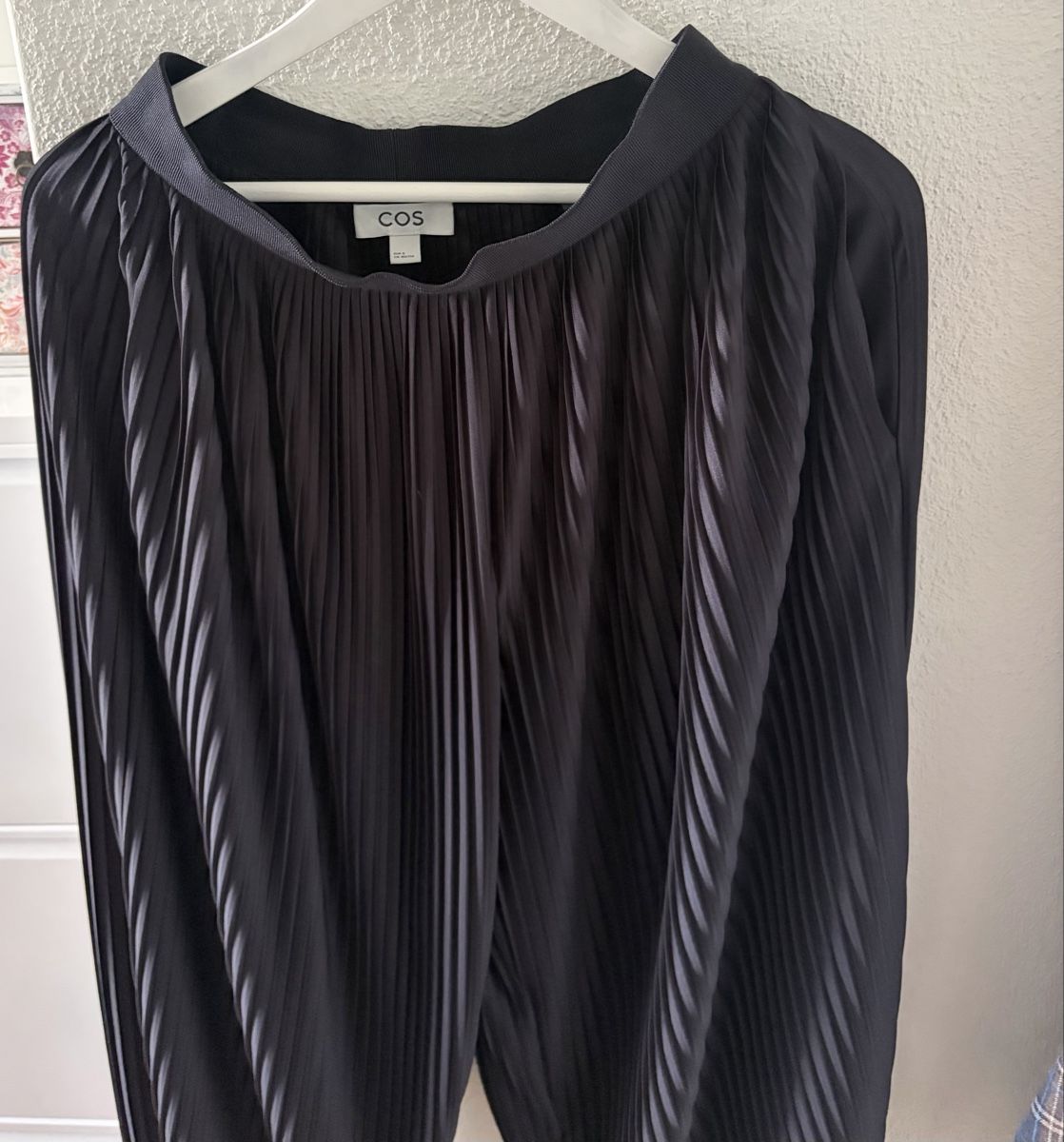 Cos Hosen: Cos Schwarze Hose mit Falten – Neu (gemäss Beschreibung) aus HORGEN von paris007