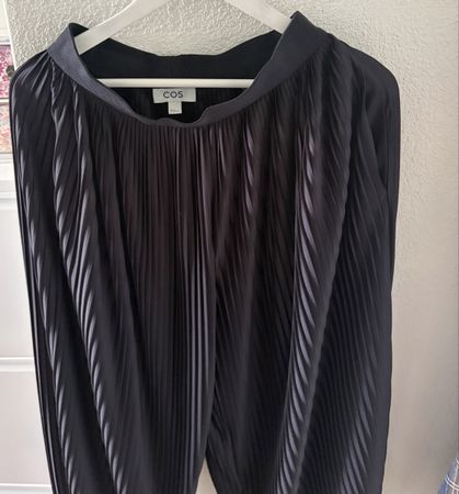 Cos Schwarze Hose mit Falten