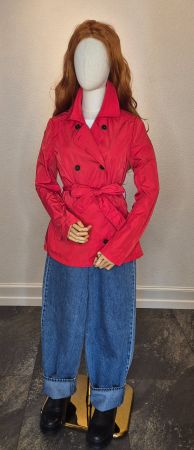 Roter Trenchcoat