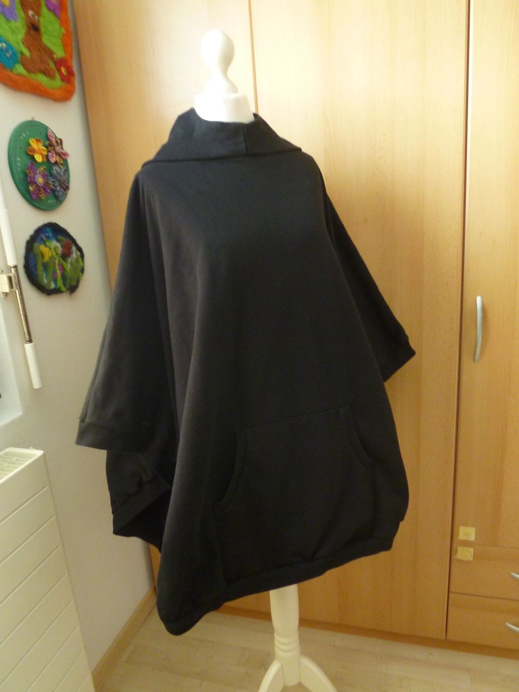 Altro in  Abbigliamento & Accessori: schwarzer onesize Kapuzen-Poncho /  Cape – Usato da Dättlikon venduto da Mamakuga