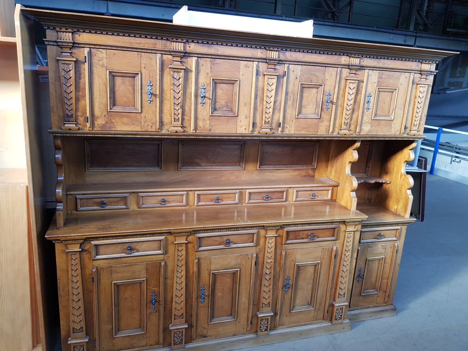 Buffets: Massiver Buffetschrank – D'occasion à Münchenstein par tsp01 1