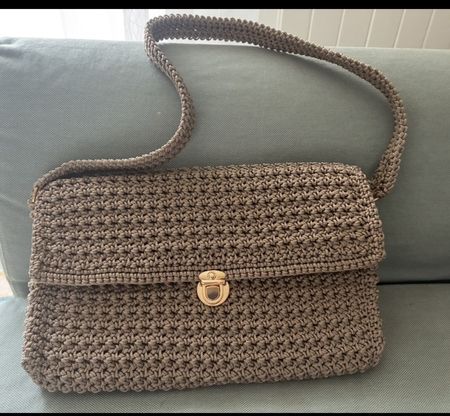 Eine elegante Häkelhandtasche, perfekt für den Sommer!