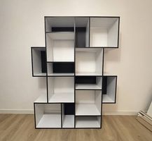 Modernes Regal schwarz weiss