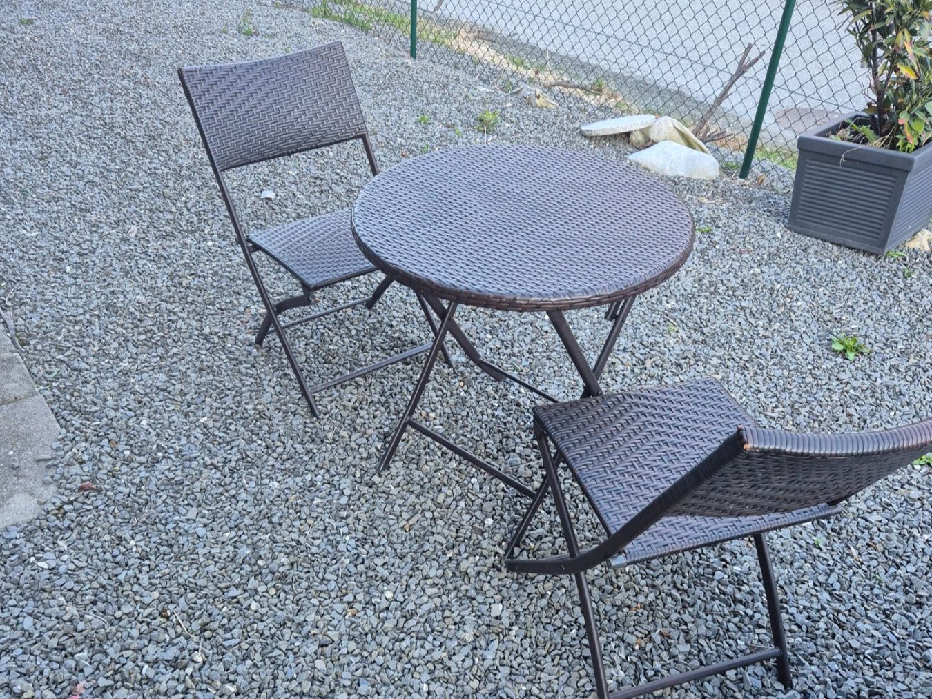 Set di tavolo e panche: 2 chaises 1 table de jardin – Usato da Fully venduto da tameab