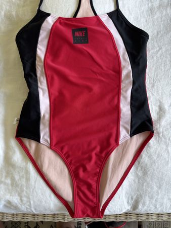Nike Badeanzug Rot/Schwarz, Grösse M - Top Zustand!
