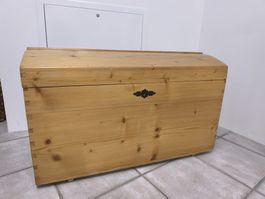 Gut erhaltene Holztruhe