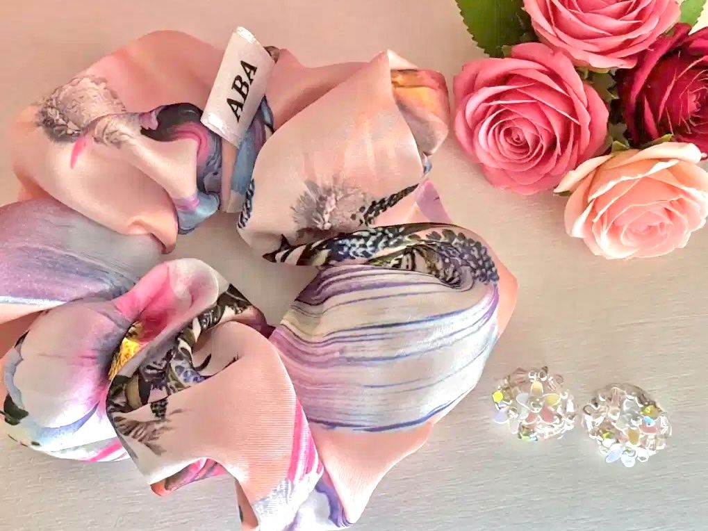 Haarschmuck: Floral Ohrstecker + Seide Scrunchie Set - Handgemachte, Neu! – Neu und originalverpackt aus Vals von ABA-Atelier