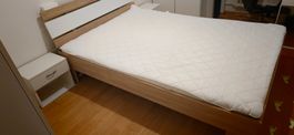 Bett 140x200 cm mit 7-Zonen Matratze + 2 Nachttische