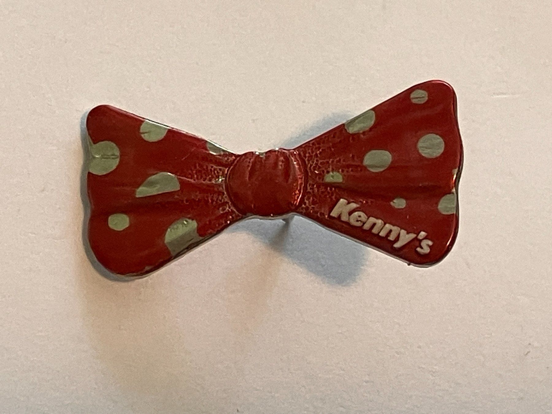 Plaketten & Abzeichen: 1 Pin Kenny's Fliege – Gebraucht aus Basel von djwwpp