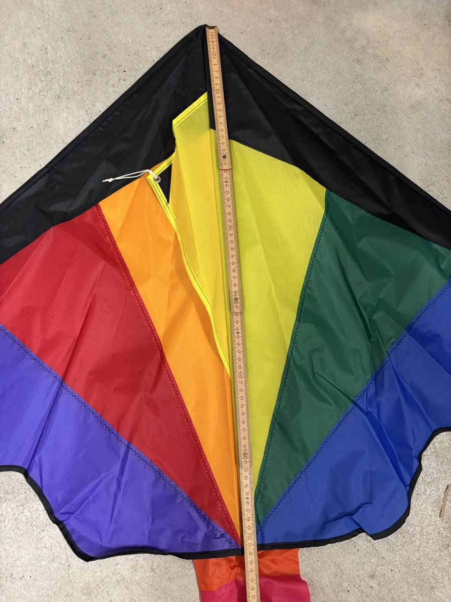 Giocattoli: unbenutzter Drachen Regenbogenfarben mit Schwanz  – Nuovo (secondo la descrizione) da Küttigen venduto da cedione 2