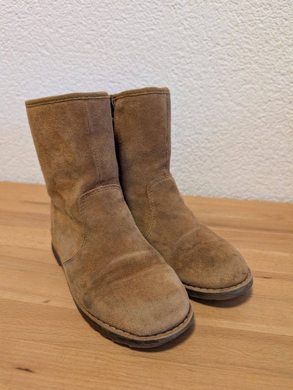 Ugg Scarpe per ragazze: Stiefel UGG Wildleder braun Grösse 29 – Usato da Albinen venduto da otiliav