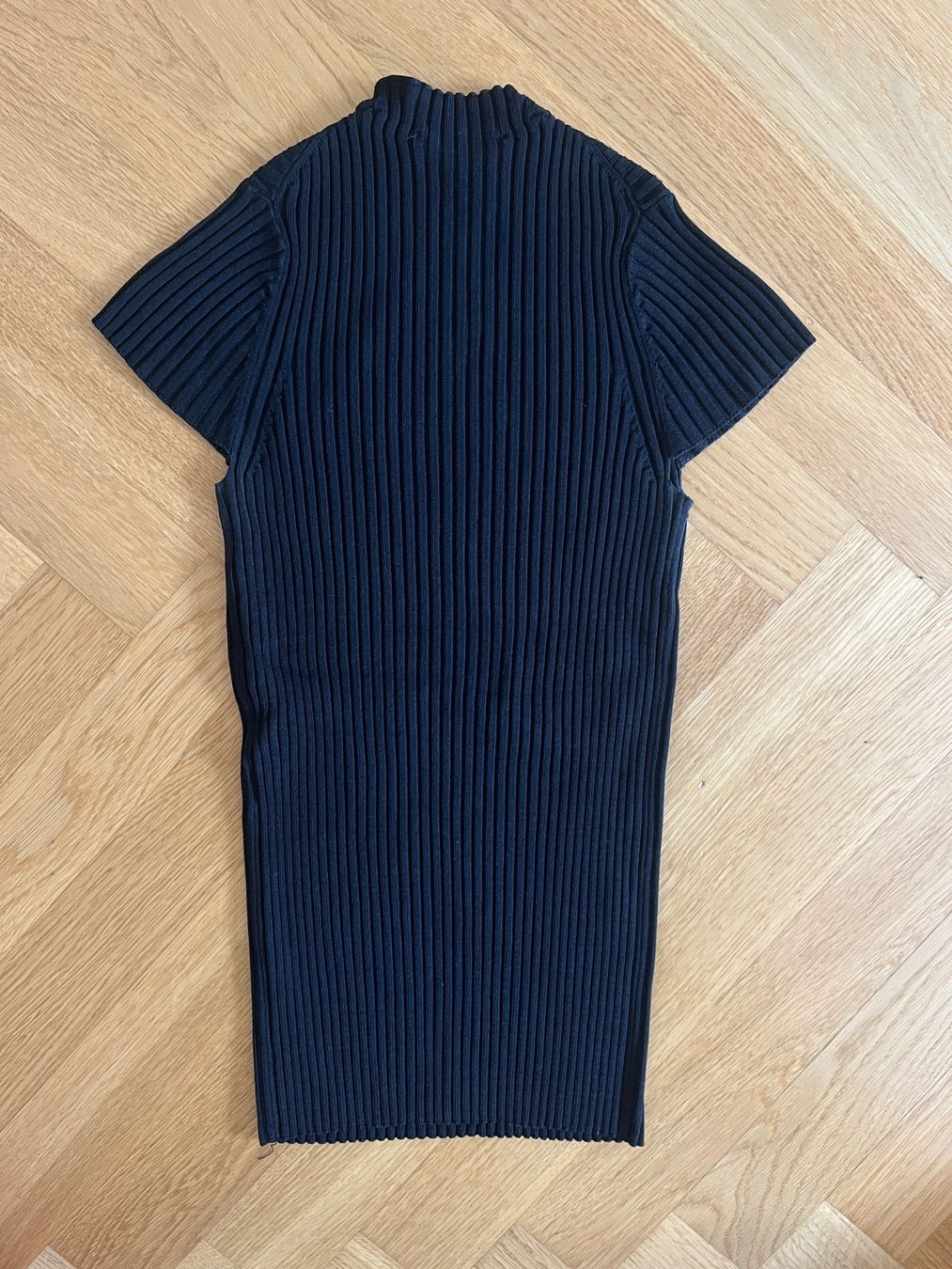 T-shirt: Maje Strickshirt Schwarz Gr. 1 Gerippter Feinstrick – Usato da Zürich venduto da bretxo 1