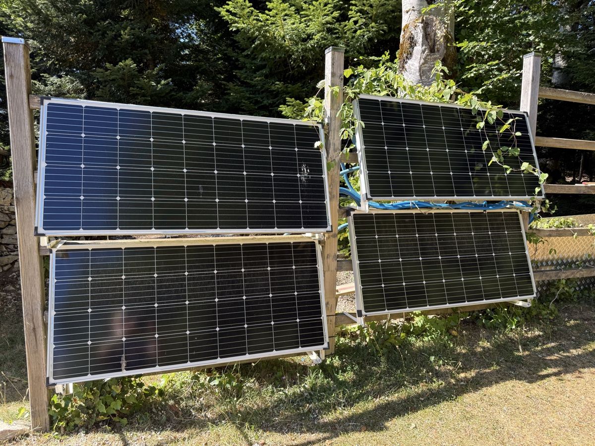 Dispositivi a energia solare: Autarke Hybrid-Solaranlage mit Windgenerator – Usato da Plagne venduto da dan711 3