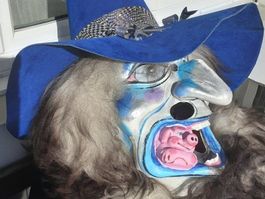 Larve, Maske, Fasnacht, Zauberer mit Schweinchen