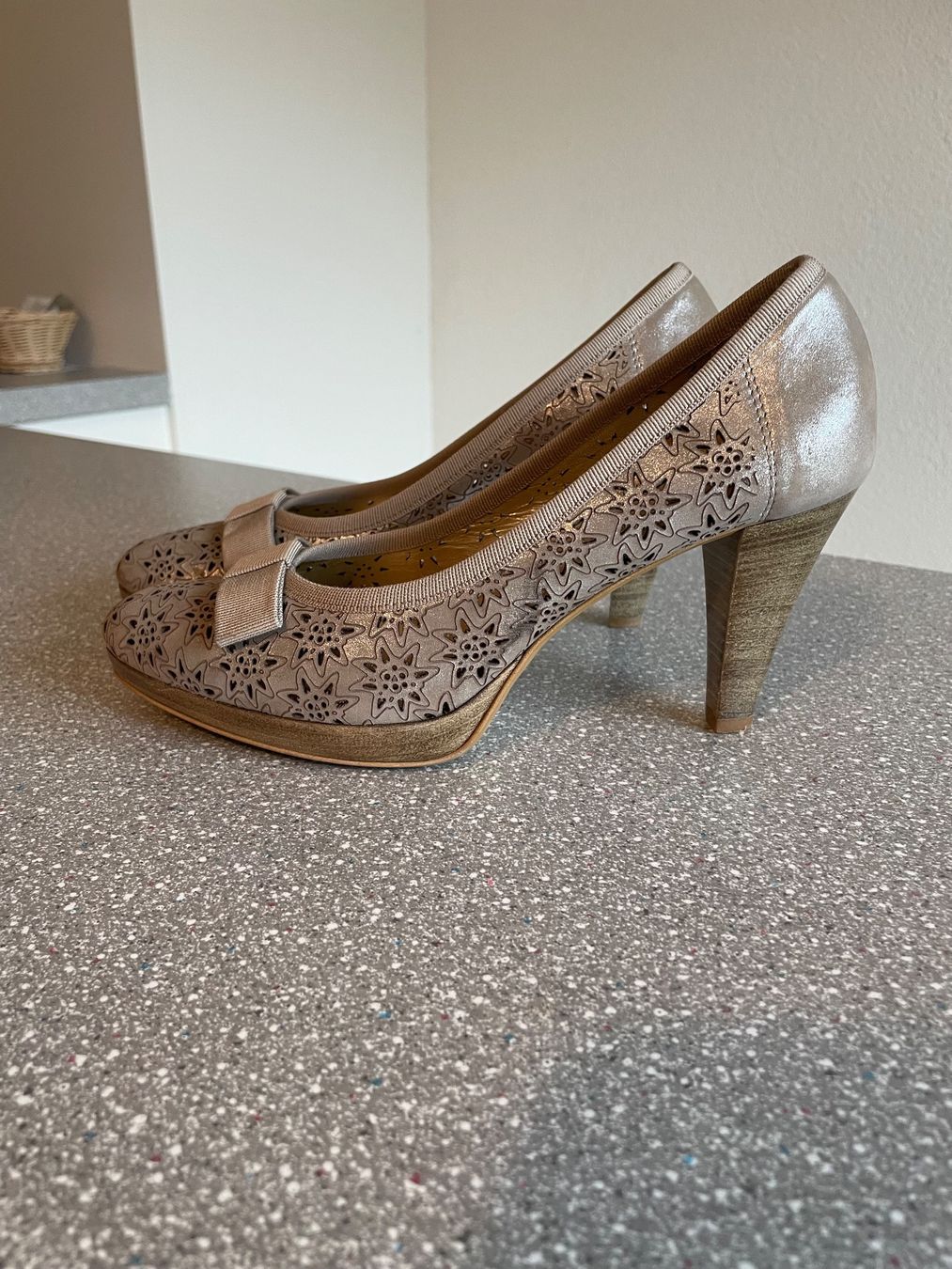 Damenschuhe: Damen Pumps Dirndl silberfarben 38 – Gebraucht aus Seon von fritz020 1