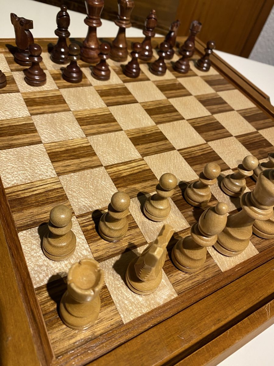 Giochi: Altes, edles Schach/ Backgammon/mit Staunton Figuren! – Usato da Utzigen venduto da Lasagne99