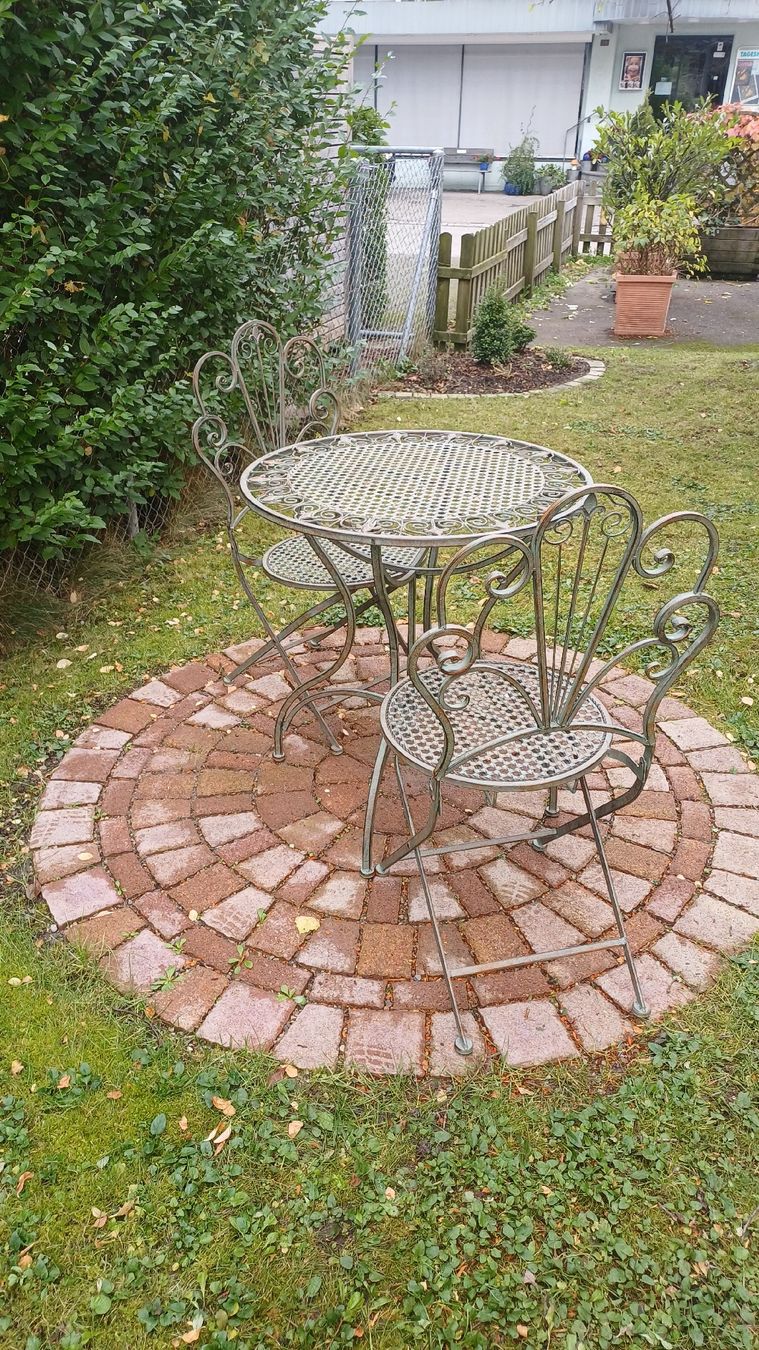 Set di tavolo e panche: Schöner Gartentisch mit Stühlen – Usato da Flawil venduto da Pinkmalibu 1