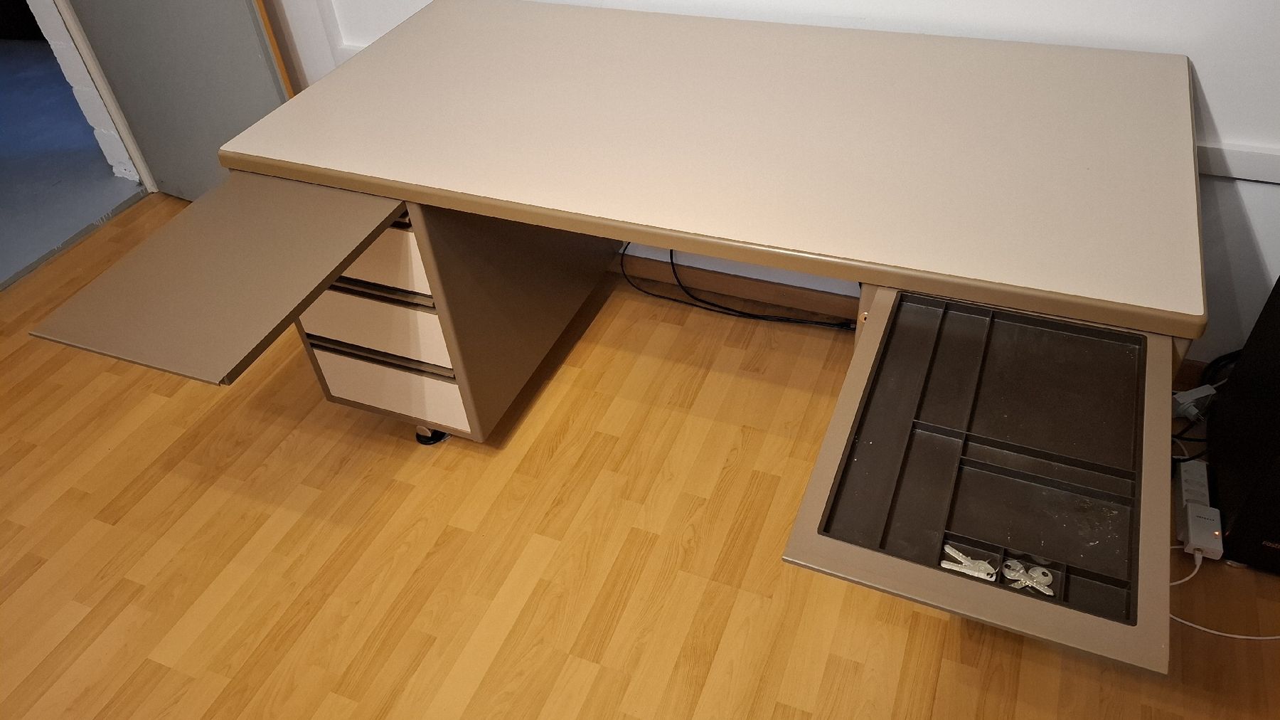 Schreibtische: Robuster Schreibtisch mit zwei Korpusse – Gebraucht aus Buchs AG von x-stomp 3