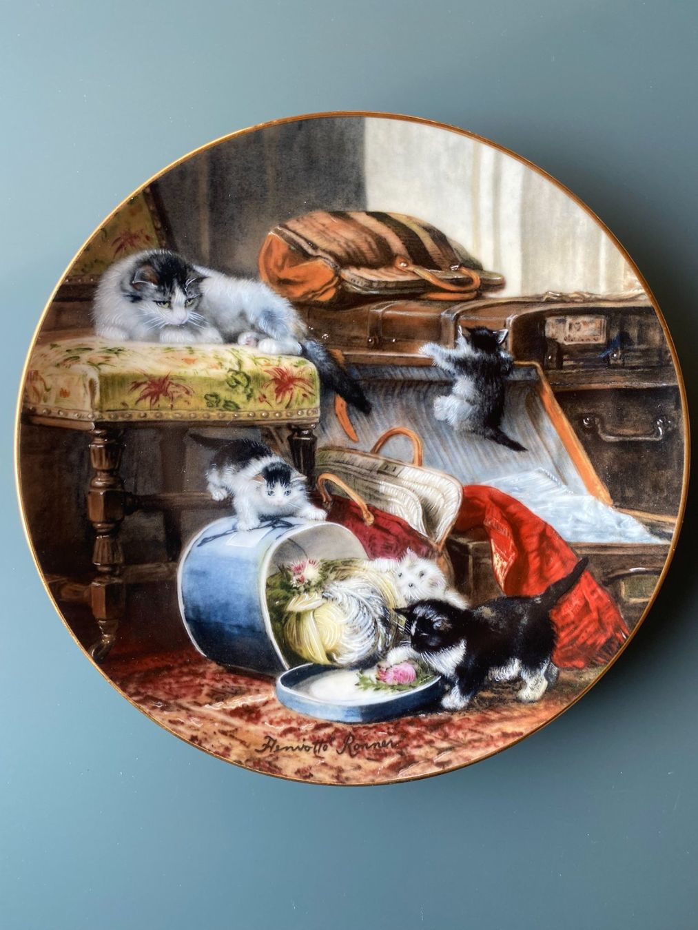 Teller: Wandteller: "Mischief with the Hatbox", 1990 H. Ronner – Gebraucht aus Zunzgen von Sy-Ma