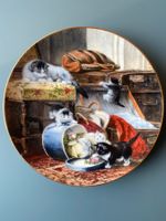 Wandteller: "Mischief with the Hatbox", 1990 H. Ronner