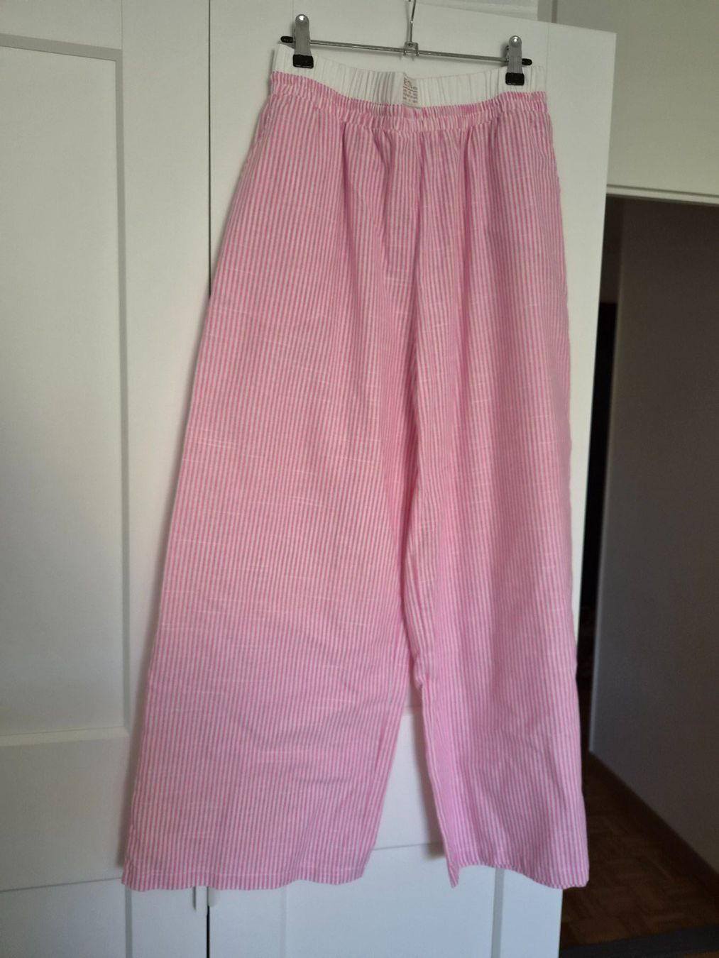 Hosen: Pantalon ample rose et blanc – Gebraucht aus Lausanne von leroyaumedereven